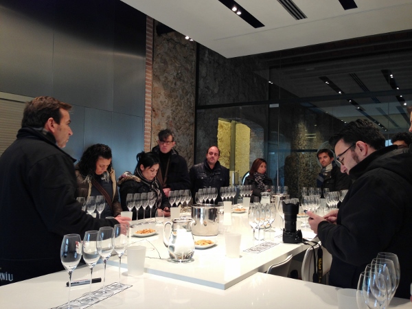 Visita_bloggers_celler_jaume_codorniu_bruno_colomer_laboratorio